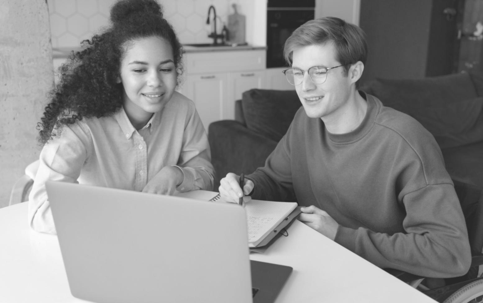 Persona organizando documentos financieros con calculadora