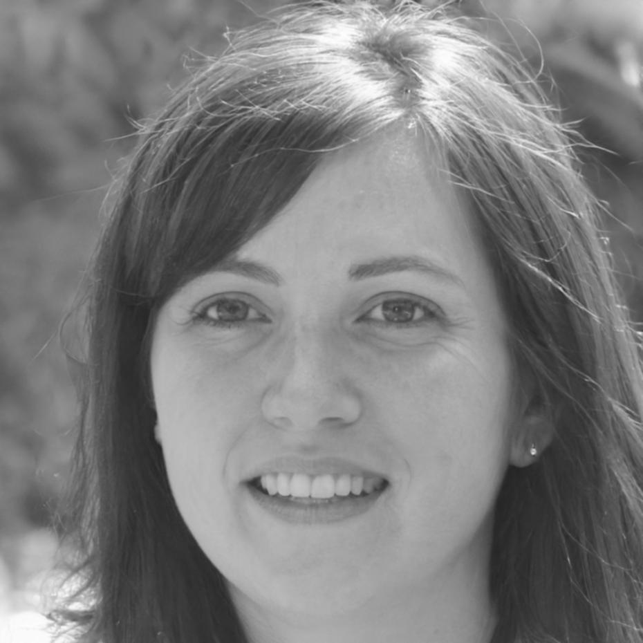 Mujer profesional revisando gráficos financieros