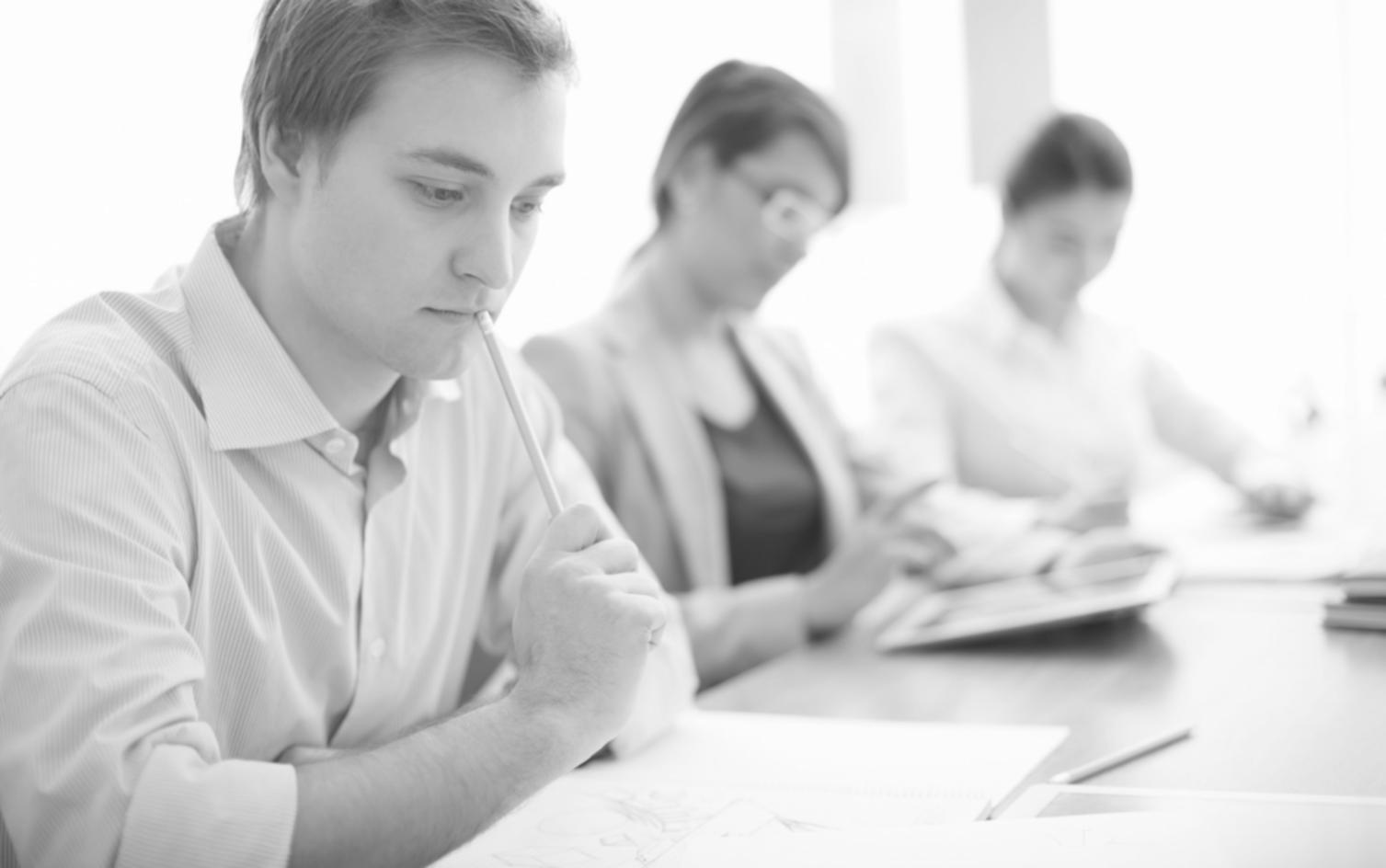 Equipo de ConsoleFlux trabajando en estrategias financieras personalizadas